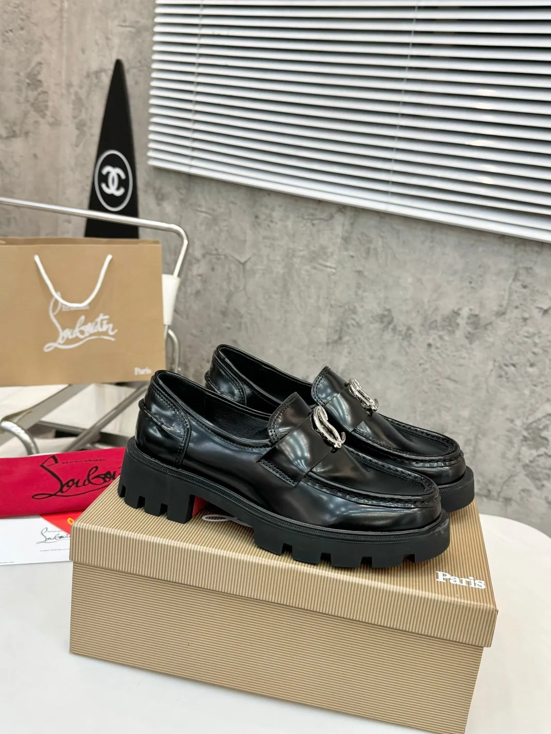 👟👟Ex-factory price 560👟👟 Top version, exclusive customization, purchasing agent level ⚡⑦ colors to choose from. Reintroducing Christian Louboutin (CL) logo design, the latest catwalk style of red-soled shoes 💥abbreviated as CL red-soled shoes T-stage catwalk style👠a new style of fresh air with a touch of nobility, perfect on the feet💃elegant and crystal clear, all accessories, materials and layouts are all customized 1:1 from the original version, zero distance from the original version 1⃣Upper: cowhide open edge beads 2⃣Inner: sheepskin 3⃣Outsole: Original one-to-one molded anti-slip two-color outsole with logo 4⃣🔺Original packaging 5⃣Number of yards: 35-42 (refundable or exchangeable if ordering 42)
